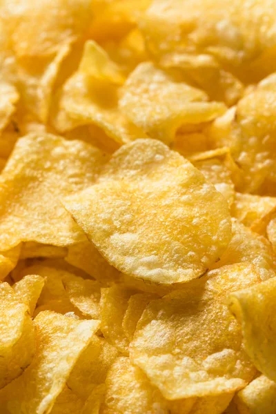 Chrupiące cienkie chipsy ziemniaczane — Zdjęcie stockowe