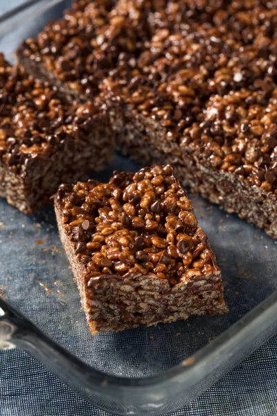 Doces crocantes de arroz de chocolate caseiro — Fotografia de Stock