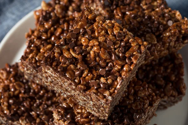 Doces crocantes de arroz de chocolate caseiro — Fotografia de Stock