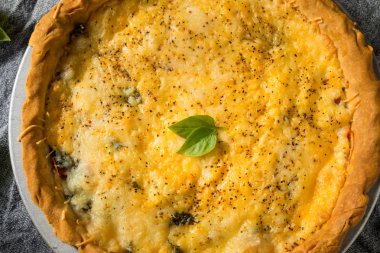 Ev yapımı peynirli domates turtası.