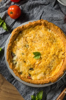 Ev yapımı peynirli domates turtası.