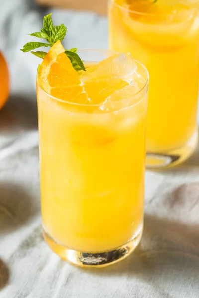 Cocktail de esmagamento de laranja caseiro — Fotografia de Stock