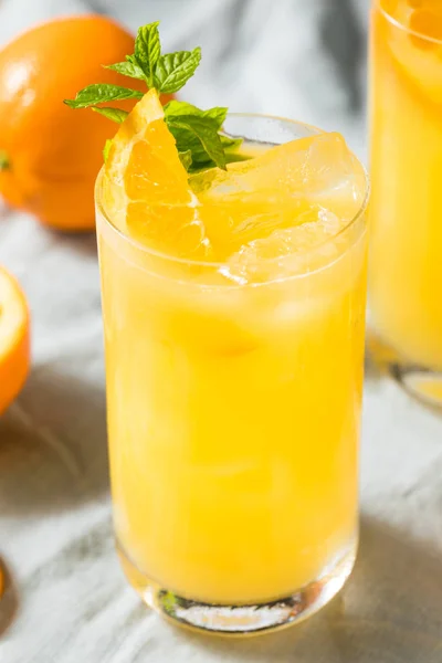 Cocktail de esmagamento de laranja caseiro — Fotografia de Stock