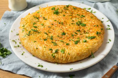 Ev yapımı yumurtalı spagetti omleti.