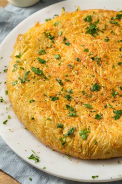 Ev yapımı yumurtalı spagetti omleti.