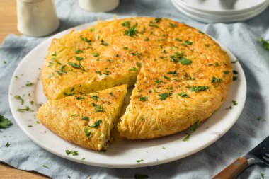 Ev yapımı yumurtalı spagetti omleti.