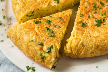 Ev yapımı yumurtalı spagetti omleti.