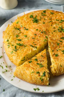 Ev yapımı yumurtalı spagetti omleti.