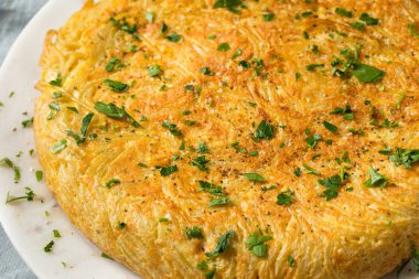 Ev yapımı yumurtalı spagetti omleti.