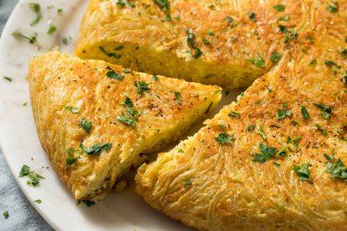 Ev yapımı yumurtalı spagetti omleti.