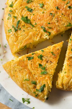 Ev yapımı yumurtalı spagetti omleti.