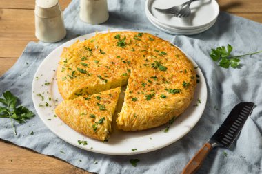 Ev yapımı yumurtalı spagetti omleti.