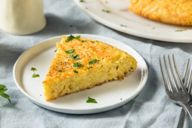 Ev yapımı yumurtalı spagetti omleti.