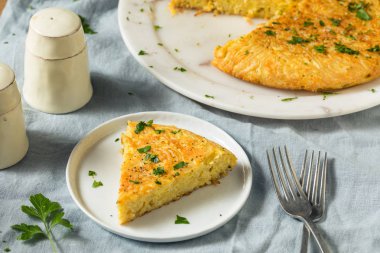 Ev yapımı yumurtalı spagetti omleti.