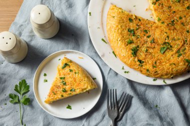 Ev yapımı yumurtalı spagetti omleti.