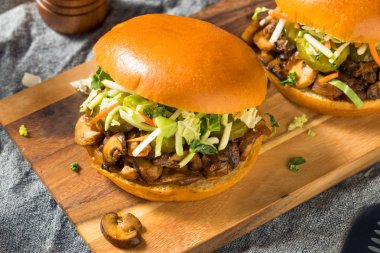 Vejetaryen mantarlı sandviç.