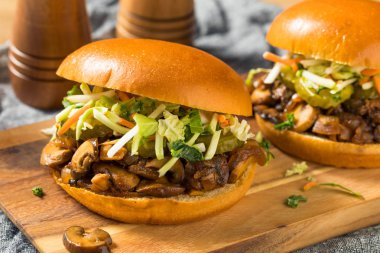 Vejetaryen mantarlı sandviç.