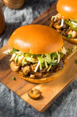 Vejetaryen mantarlı sandviç.