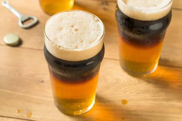 Cerveja alcoólica e veludo preto de cerveja — Fotografia de Stock