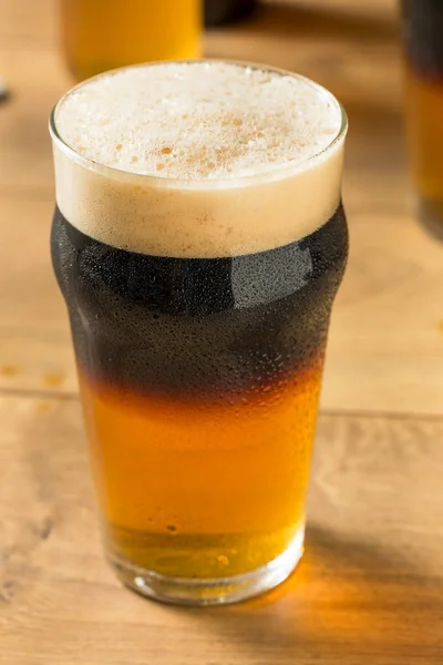Alkoholos almabor és sör fekete bársony — Stock Fotó