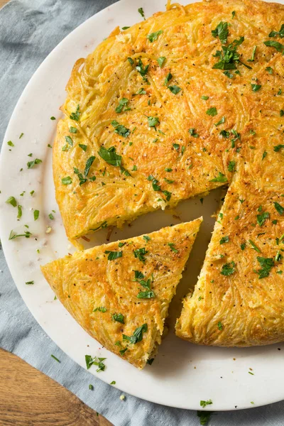 Ev yapımı yumurtalı spagetti omleti.