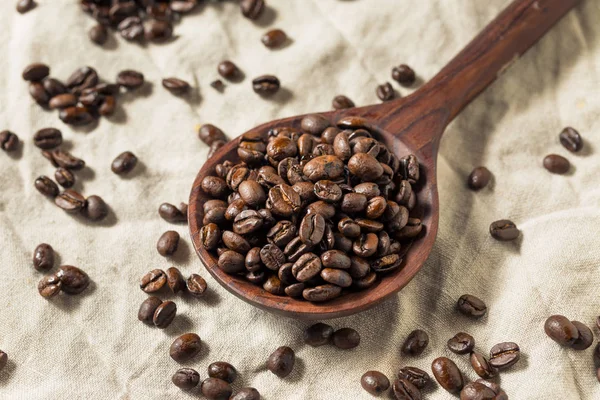 Сухие органические кофейные бобы — стоковое фото