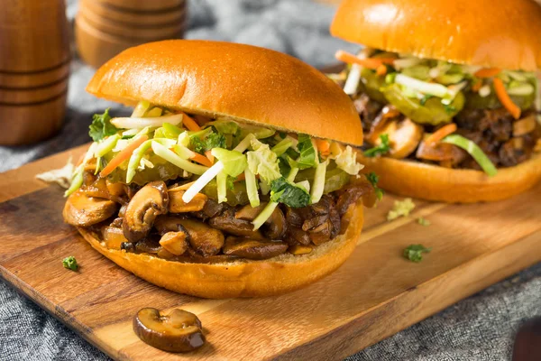 Vegano barbacoa tiró sándwich de setas —  Fotos de Stock