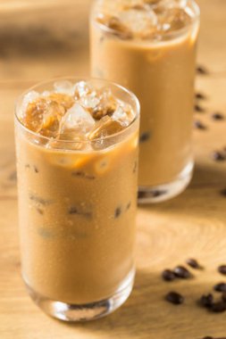 Badem sütlü ev yapımı buzlu kahve.