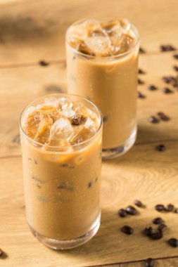 Badem sütlü ev yapımı buzlu kahve.