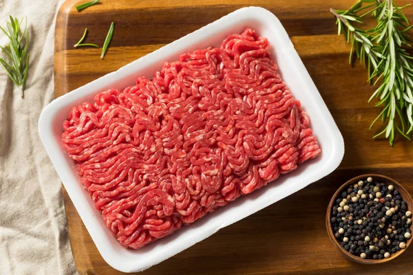 Carne de vacuno picada de tierra roja orgánica cruda — Foto de Stock