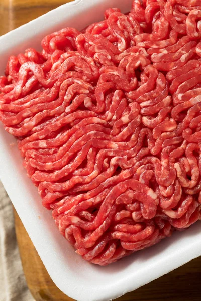 Сырая органическая красная говядина — стоковое фото
