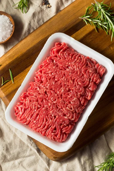 Carne de vacuno picada de tierra roja orgánica cruda — Foto de Stock