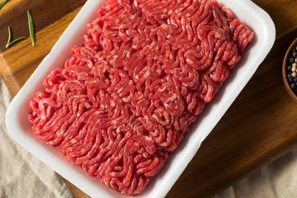 Rauw biologisch gemalen gemalen gehakt rundvlees — Stockfoto