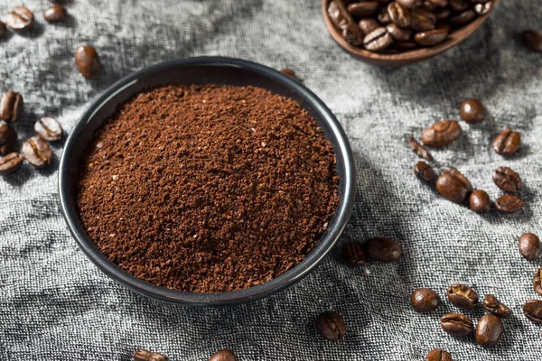 Органічні мелені смажені кавові зерна — стокове фото