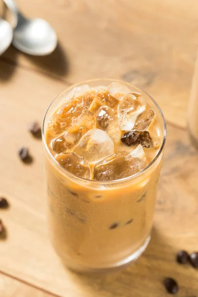 Σπιτικό Iced Coffee με Αμυγδαλωτό Γάλα — Φωτογραφία Αρχείου