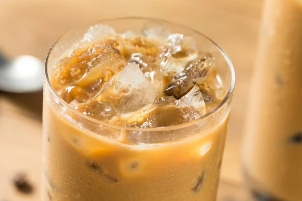 집에서 만든 아이스 커피와 아몬드 우유 — 스톡 사진