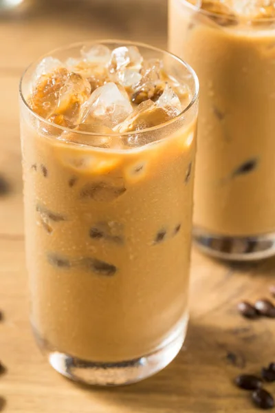 Σπιτικό Iced Coffee με Αμυγδαλωτό Γάλα — Φωτογραφία Αρχείου