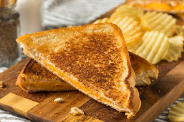 Ev yapımı ızgara peynir sandviç