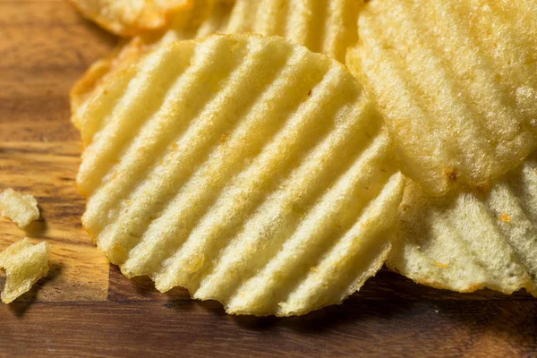 Patatas fritas saladas orgánicas onduladas —  Fotos de Stock
