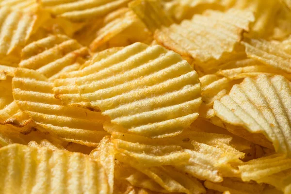 Biologische gezouten golvende aardappelchips — Stockfoto