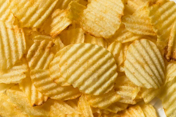 Ekologisk saltad vågig potatis Chips — Stockfoto