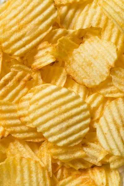 Bio gesalzene wellige Kartoffelchips — Stockfoto