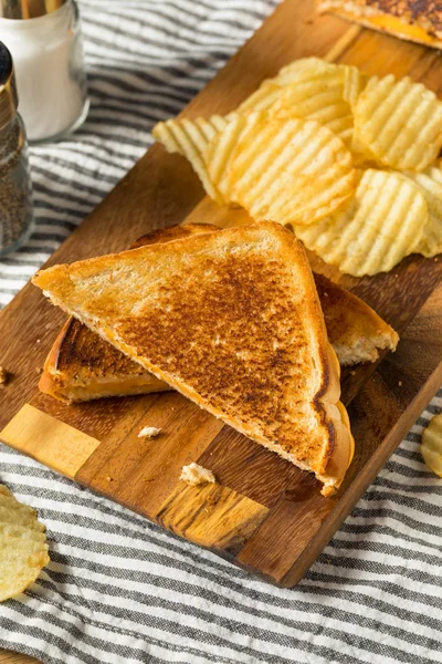 Sanduíche de queijo grelhado caseiro — Fotografia de Stock