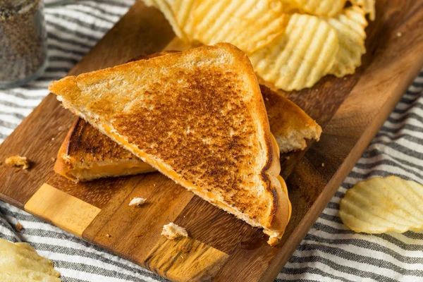 Sanduíche de queijo grelhado caseiro — Fotografia de Stock