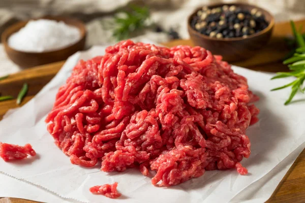 Carne de vacuno picada de tierra roja orgánica cruda — Foto de Stock