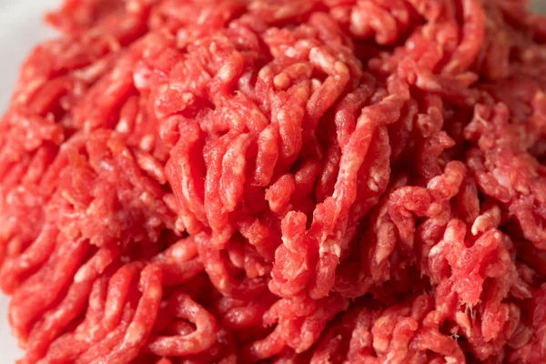 Carne macinata di terra rossa biologica cruda — Foto Stock