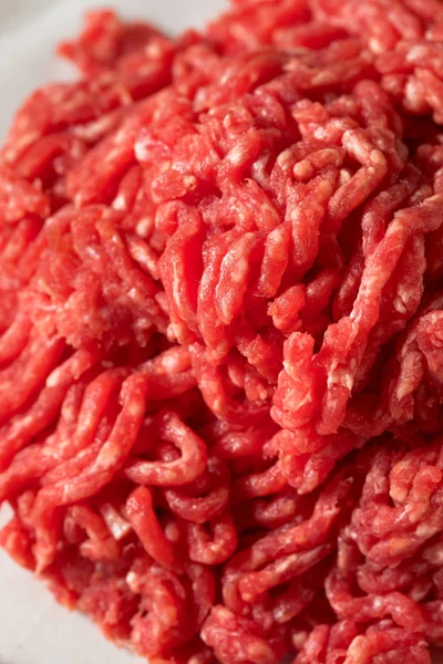 Carne macinata di terra rossa biologica cruda — Foto Stock