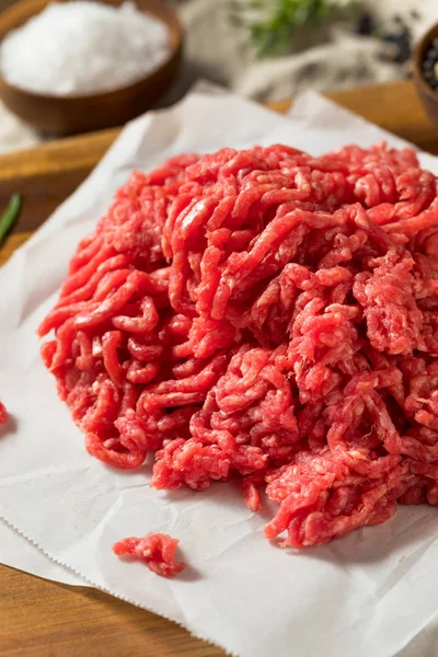Сырая органическая красная говядина — стоковое фото