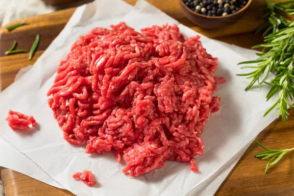 Rohes Bio-Hackfleisch aus rotem Hackfleisch — Stockfoto