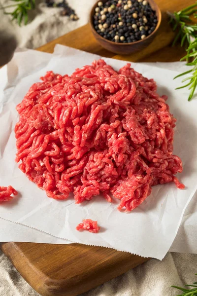 Carne de vacuno picada de tierra roja orgánica cruda — Foto de Stock